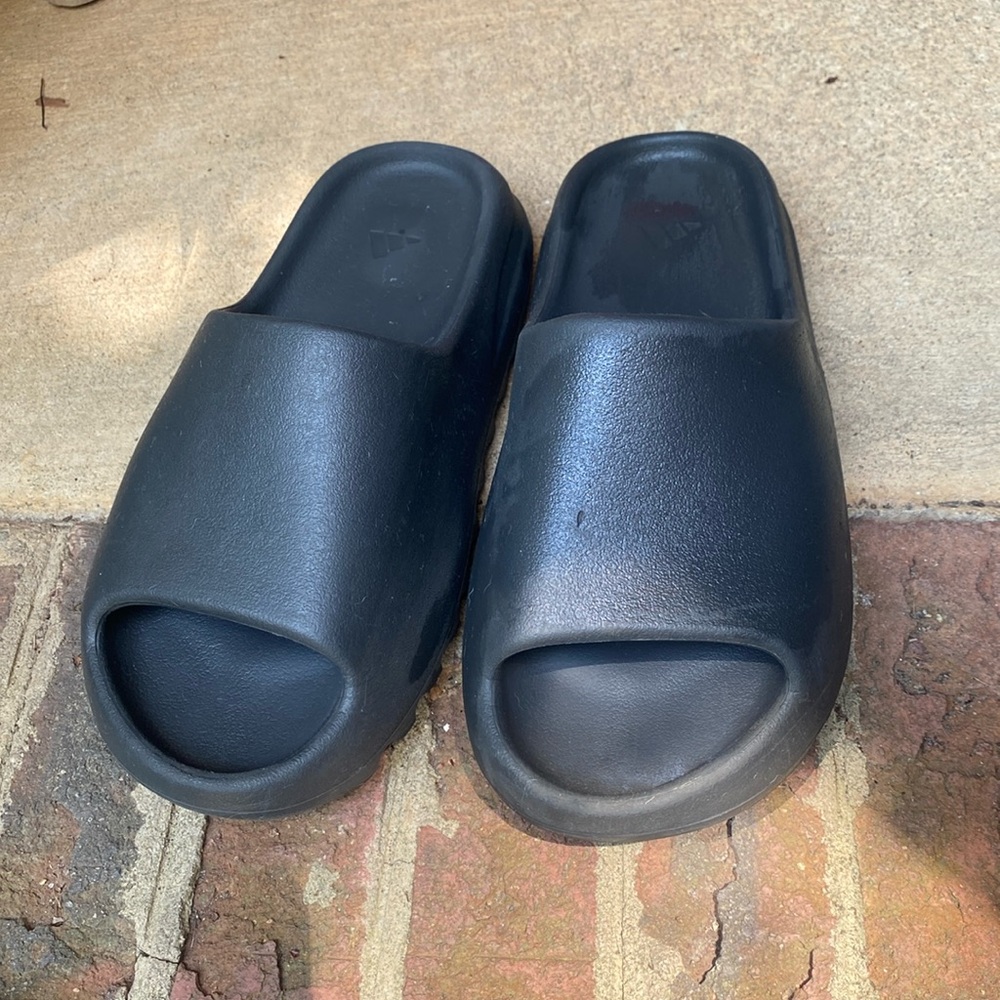Yeezy Slides Onyx size 8